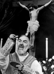 Padre Pio celebrando la Eucaristía