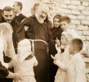 Padre Pio con niños